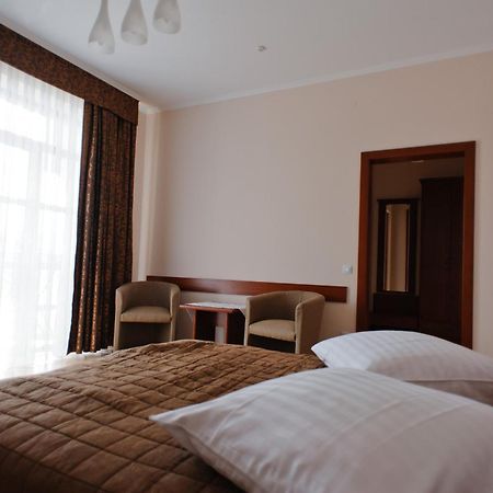 Karpaty Hotel 胡斯特 外观 照片