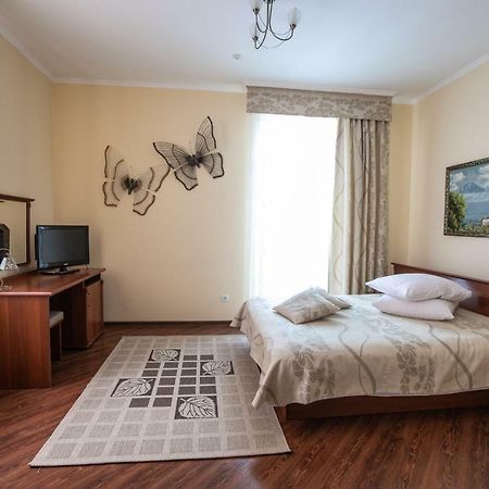Karpaty Hotel 胡斯特 外观 照片
