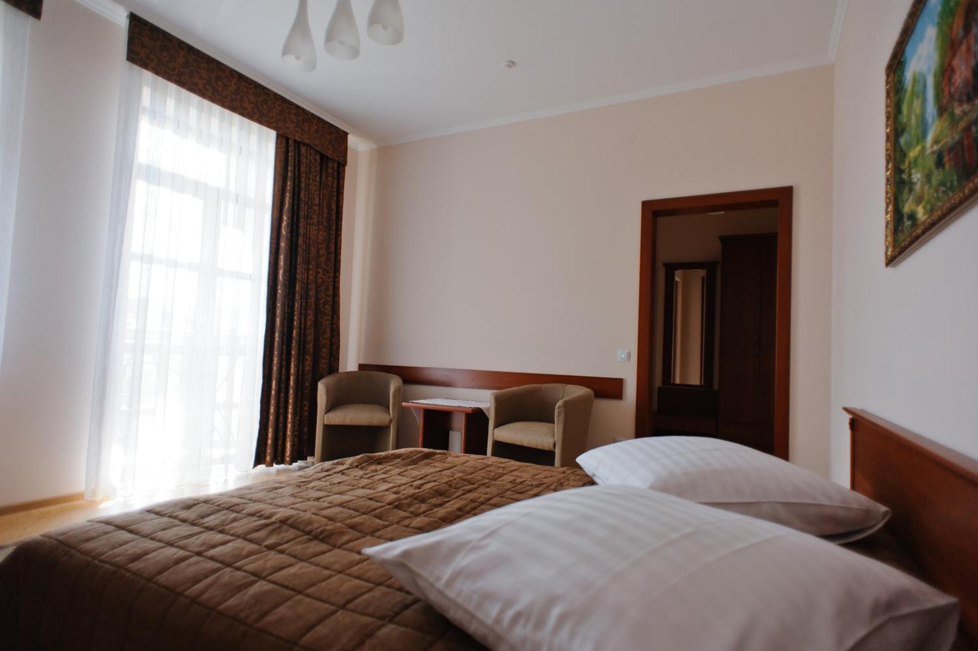 Karpaty Hotel 胡斯特 外观 照片