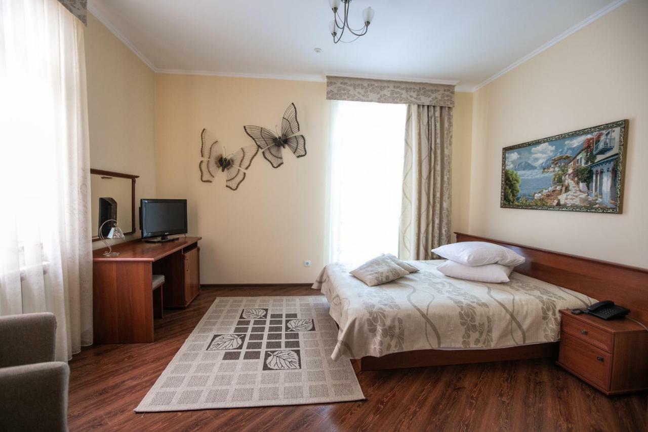 Karpaty Hotel 胡斯特 外观 照片
